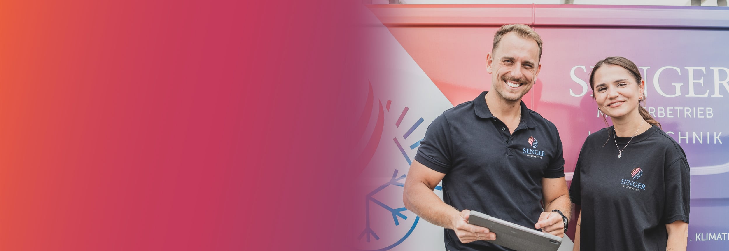 Daniel Senger und eine Kollegin von Senger Haustechnik vor dem Firmenfahrzeug